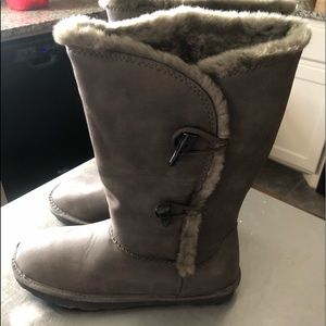 Gray fur winter boots size 8 with tags